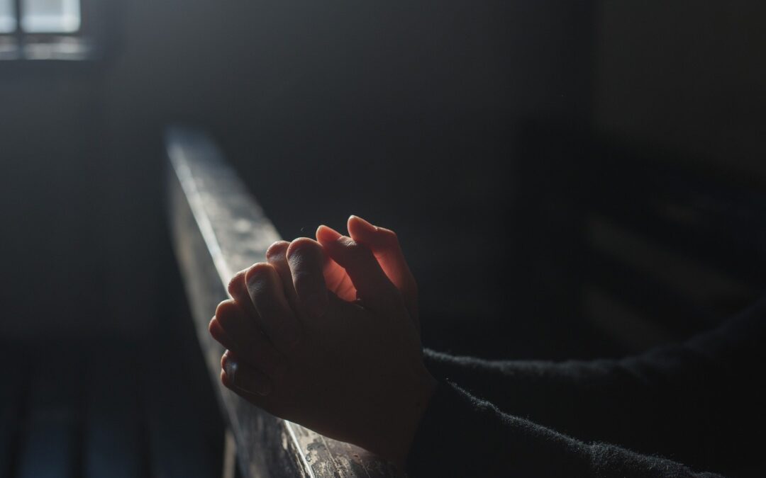złożone ręce do modlitwy w kościele
