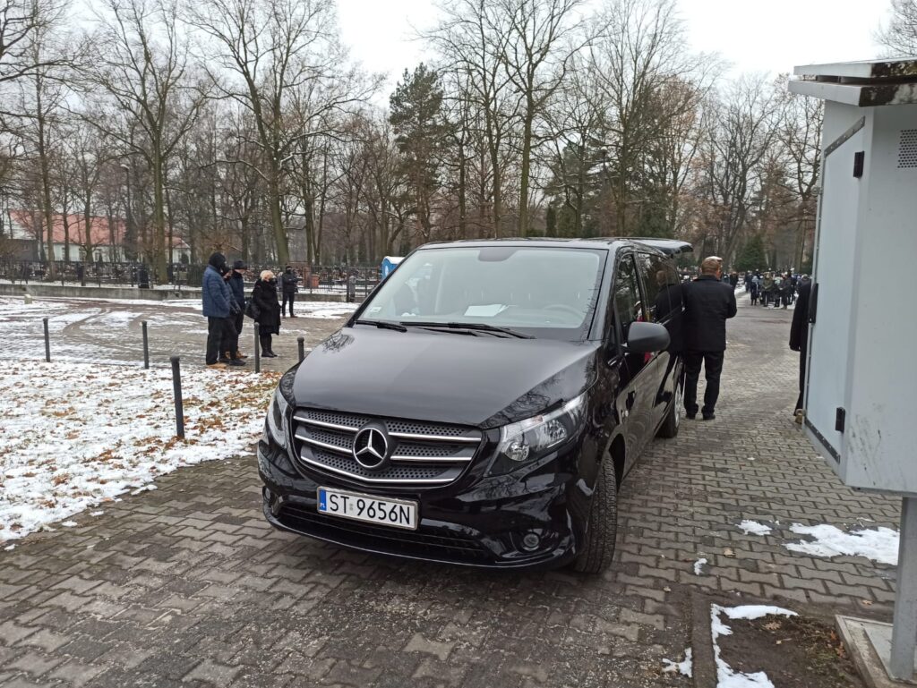 Samochód pogrzebowy - czarny Mercedes Vito